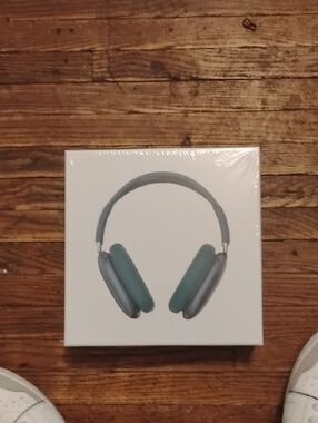 Over-Ear Wireless Headphones in Teal Blue - Comfortable Foldable Design